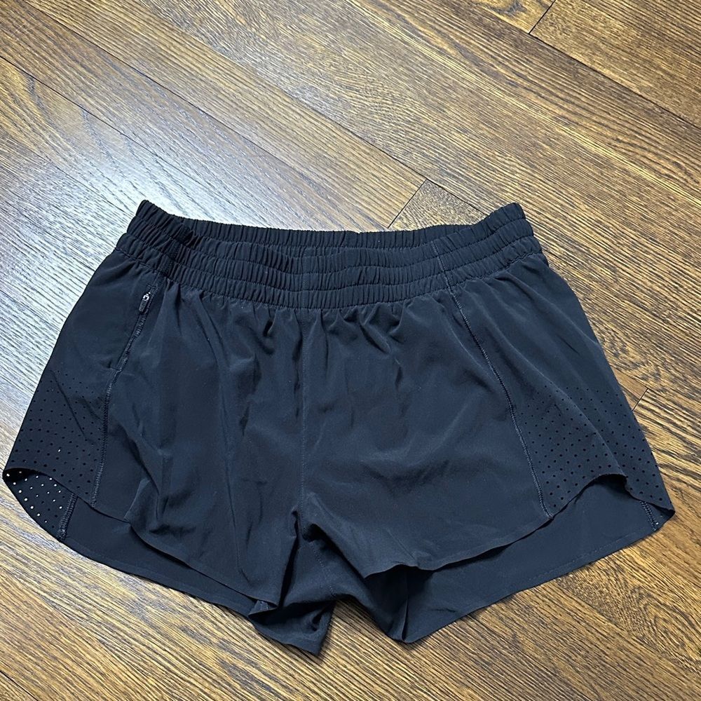Ladies Athleta Black Hustle 3” Shorts - Size Small